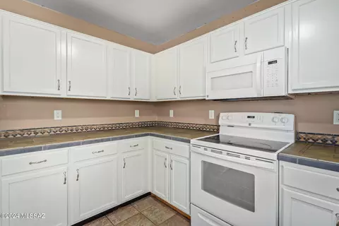 Kitchen - 4114 E Agate Knoll Dr, Tucson, AZ 85756 photo 4 of 4