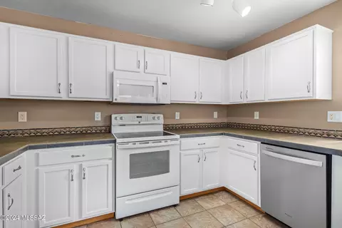 Kitchen - 4114 E Agate Knoll Dr, Tucson, AZ 85756 photo 2 of 4