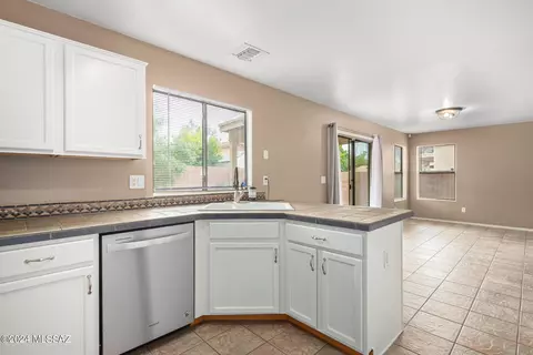 Kitchen - 4114 E Agate Knoll Dr, Tucson, AZ 85756 photo 3 of 4