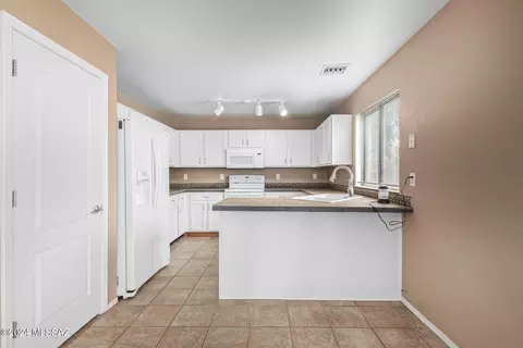 Kitchen - 4114 E Agate Knoll Dr, Tucson, AZ 85756 photo 1 of 4