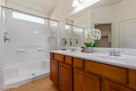 Bath - 8475 S Otis Dr, Tucson, AZ 85747 photo 1 of 2