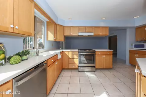 Kitchen - 9710 E Celeste Dr, Tucson, AZ 85730 photo 5 of 7