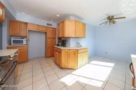Kitchen - 9710 E Celeste Dr, Tucson, AZ 85730 photo 6 of 7