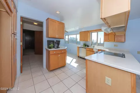 Kitchen - 9710 E Celeste Dr, Tucson, AZ 85730 photo 2 of 7