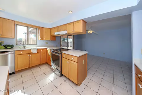 Kitchen - 9710 E Celeste Dr, Tucson, AZ 85730 photo 4 of 7