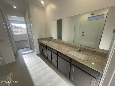 Bath - 17618 S Ridgerunner Dr, Vail, AZ 85641 photo 1 of 3