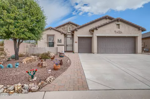 784 N Lukeville Dr, Green Valley, AZ 85614