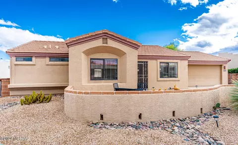 807 W Belltower Dr, Green Valley, AZ 85614
