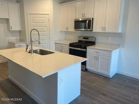 Kitchen - 14072 E Crotalus Way, Vail, AZ 85641 photo 2 of 7