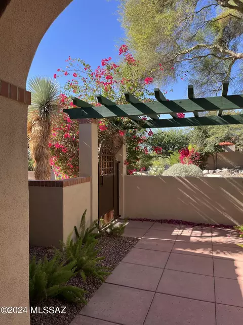 6390 N Desert Wind Cir, Tucson, AZ 85750