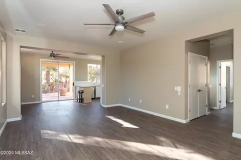 9463 N Silverhaven Dr, Tucson, AZ 85743