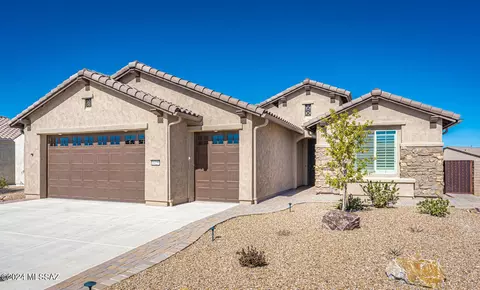 1425 E Claystone Dr, Green Valley, AZ 85614