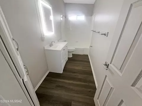 Bath - 527 E Waverly St, Tucson, AZ 85705 photo 1 of 1