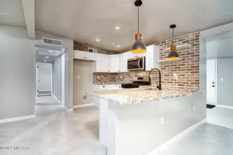 5208 E 27th St, Tucson, AZ 85711
