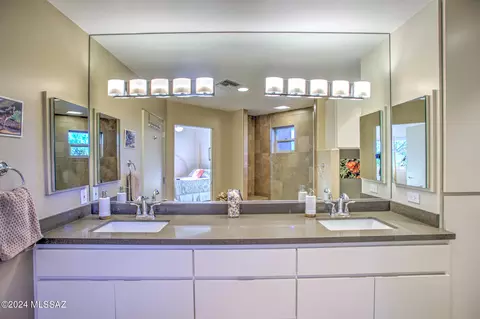 Bath - 4565 E Coronado Dr, Tucson, AZ 85718 photo 2 of 5