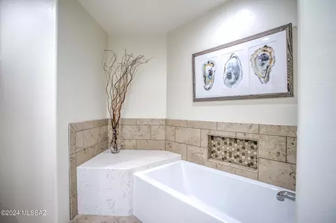 Bath - 4565 E Coronado Dr, Tucson, AZ 85718 photo 4 of 5