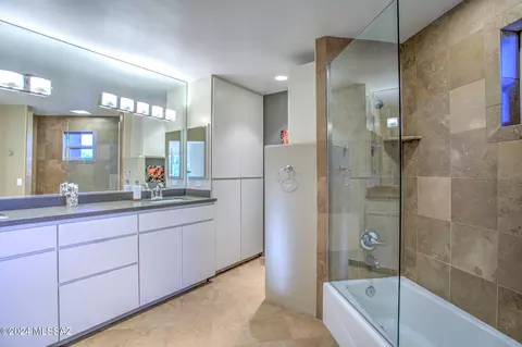 Bath - 4565 E Coronado Dr, Tucson, AZ 85718 photo 1 of 5