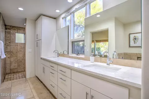 Bath - 4565 E Coronado Dr, Tucson, AZ 85718 photo 3 of 5