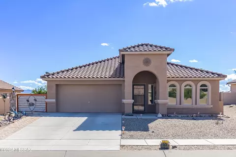 901 W Via Alamos Dr, Green Valley, AZ 85614