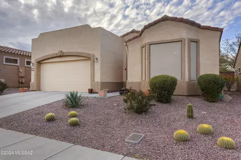 692 W Shadow Wood St, Green Valley, AZ 85614