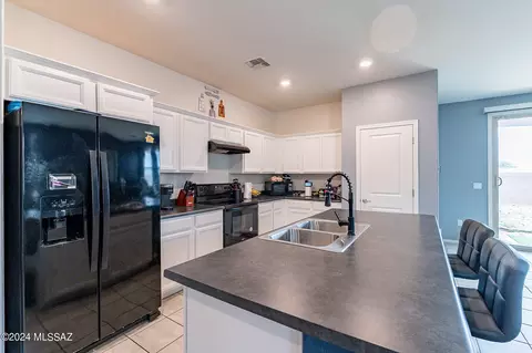 Kitchen - 8744 E Stone Meadow Cir, Tucson, AZ 85730 photo 2 of 4