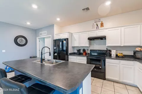 Kitchen - 8744 E Stone Meadow Cir, Tucson, AZ 85730 photo 3 of 4