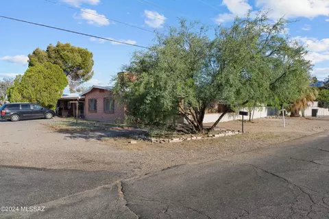 5861 E North St, Tucson, AZ 85712