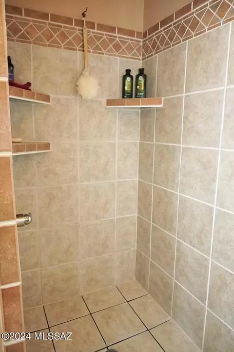Bath - 910 E Cholla Ct, Pearce, AZ 85625 photo 4 of 7
