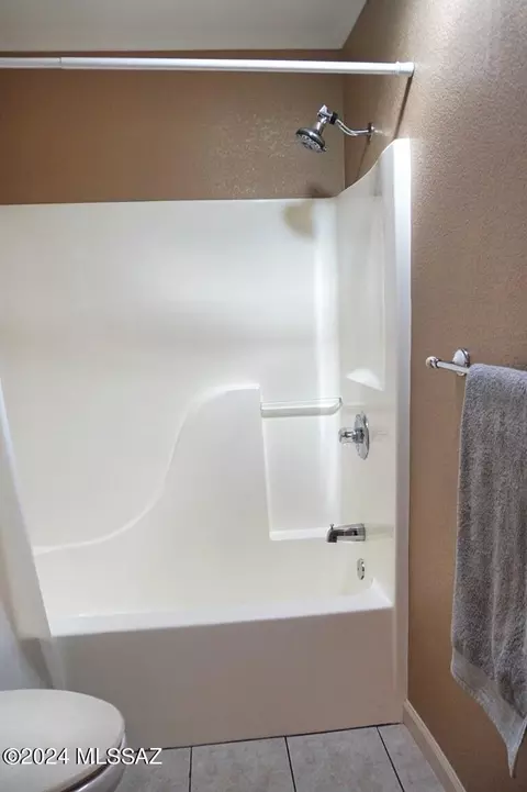 Bath - 910 E Cholla Ct, Pearce, AZ 85625 photo 6 of 7