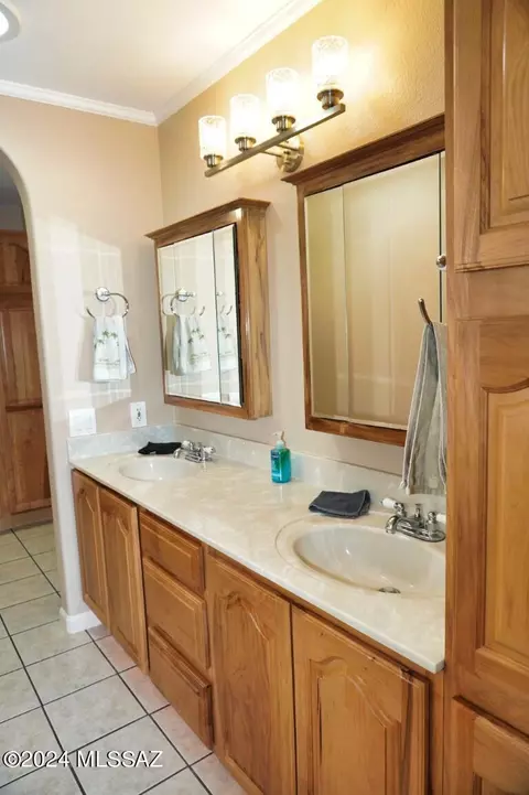 Bath - 910 E Cholla Ct, Pearce, AZ 85625 photo 2 of 7