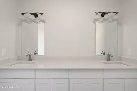 Bath - 2960 E Kreisler Pl, Vail, AZ 85641 photo 3 of 5