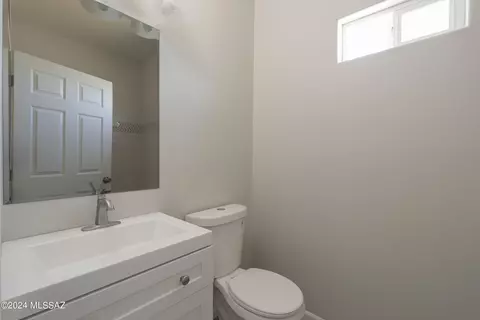 Bath - 2960 E Kreisler Pl, Vail, AZ 85641 photo 4 of 5