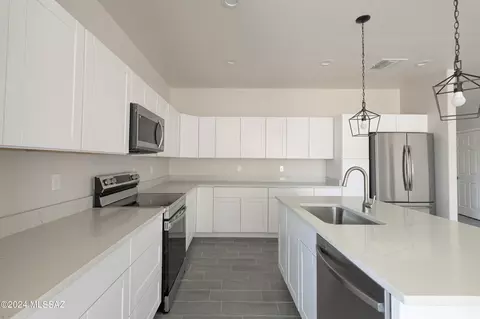 Kitchen - 2960 E Kreisler Pl, Vail, AZ 85641 photo 7 of 10