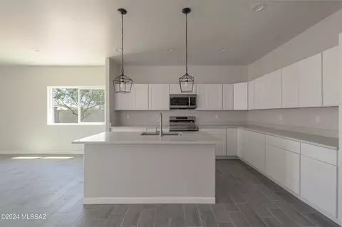 Kitchen - 2960 E Kreisler Pl, Vail, AZ 85641 photo 2 of 10
