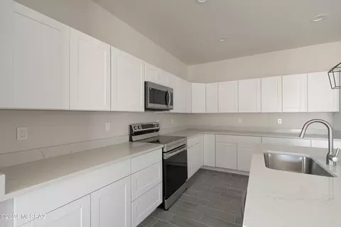 Kitchen - 2960 E Kreisler Pl, Vail, AZ 85641 photo 6 of 10