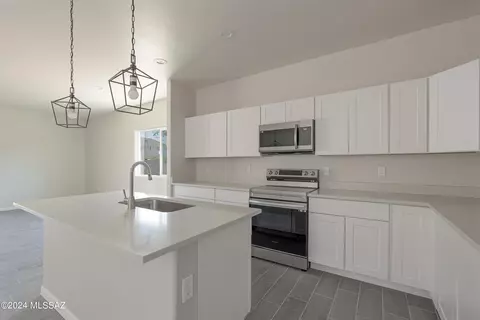 Kitchen - 2960 E Kreisler Pl, Vail, AZ 85641 photo 3 of 10