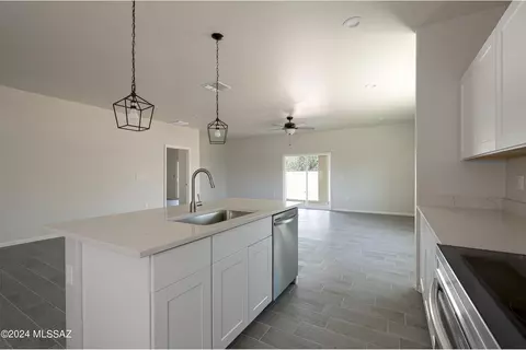 Kitchen - 2960 E Kreisler Pl, Vail, AZ 85641 photo 5 of 10