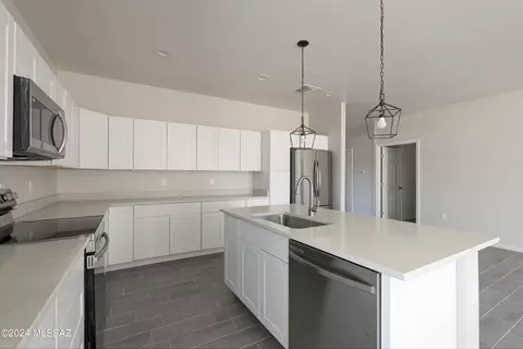 Kitchen - 2960 E Kreisler Pl, Vail, AZ 85641 photo 8 of 10