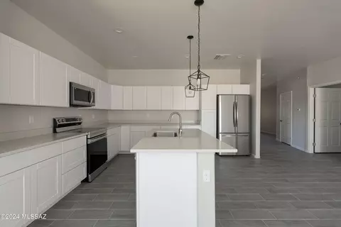 Kitchen - 2960 E Kreisler Pl, Vail, AZ 85641 photo 9 of 10