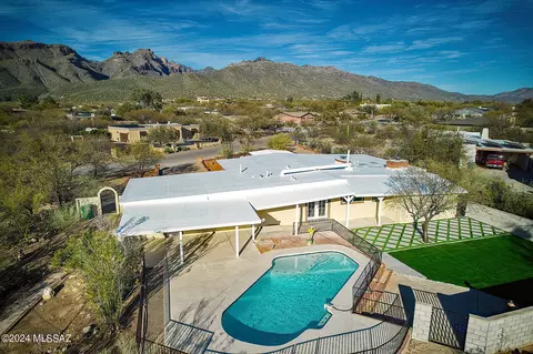 8900 E Bear Creek Dr, Tucson, AZ 85749