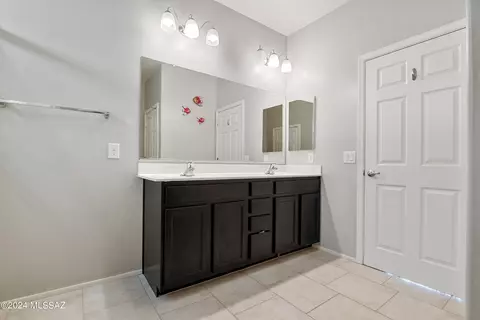 Bath - 8868 E Abrams Loop, Tucson, AZ 85710 photo 3 of 3