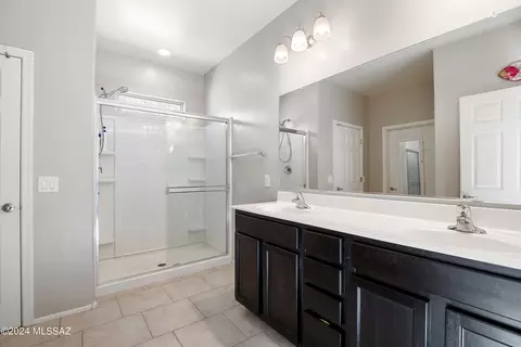 Bath - 8868 E Abrams Loop, Tucson, AZ 85710 photo 2 of 3