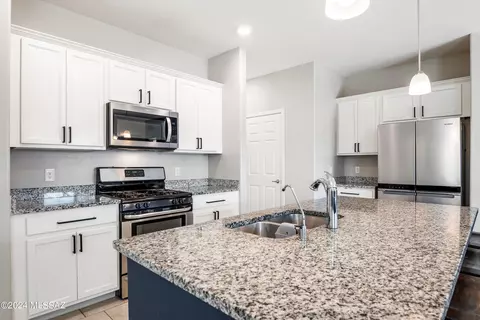 Kitchen - 8868 E Abrams Loop, Tucson, AZ 85710 photo 5 of 5