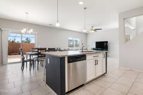 Kitchen - 8868 E Abrams Loop, Tucson, AZ 85710 photo 4 of 5