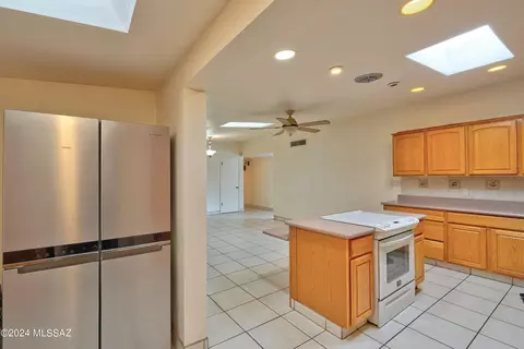 Kitchen - 6122 E Hampton St, Tucson, AZ 85712 photo 4 of 6
