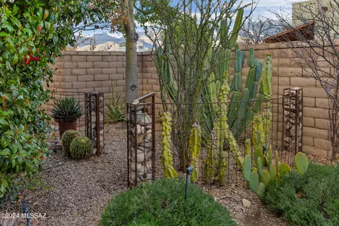 Exterior - 502 E Cedarvale Rd, Tucson, AZ 85704 photo 5 of 15