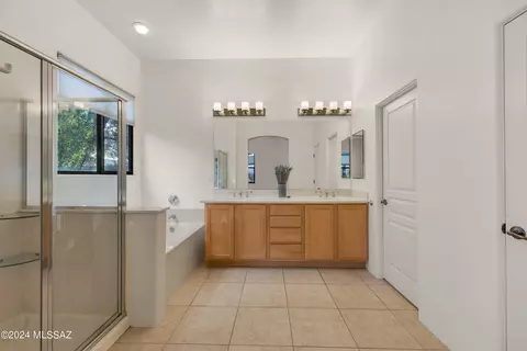 Bath - 502 E Cedarvale Rd, Tucson, AZ 85704 photo 1 of 2