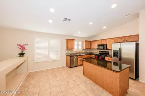 Kitchen - 10591 S Varner Dr, Vail, AZ 85641 photo 2 of 3