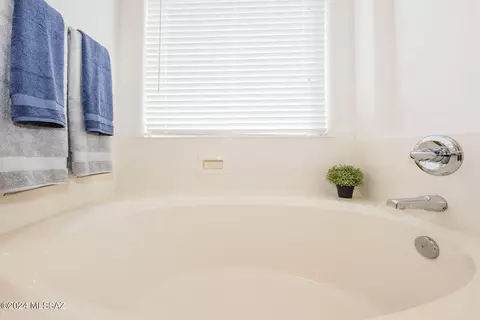Bath - 10591 S Varner Dr, Vail, AZ 85641 photo 3 of 3
