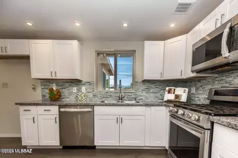 7009 E Calle Osito, Tucson, AZ 85710
